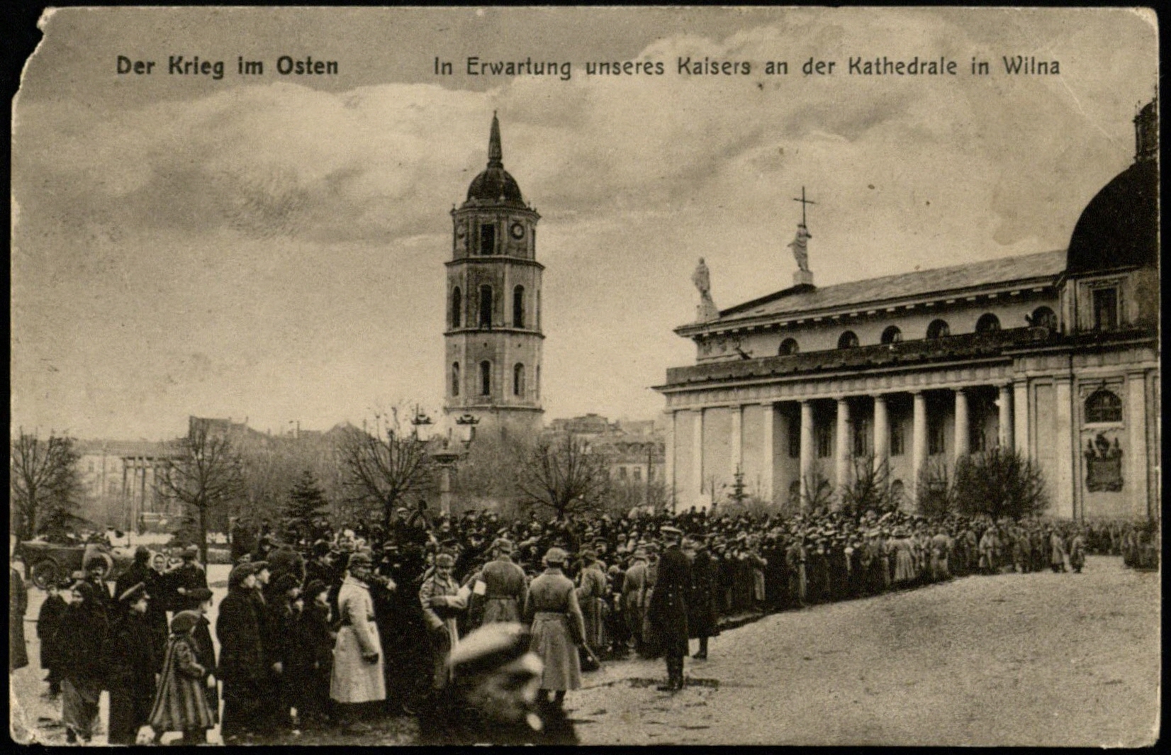 Belaukiant vokiečių imperatoriaus Vilhelmo II prie Vilniaus katedros. Atvirukas, išleistas Karaliaučiuje. [1917–1918]