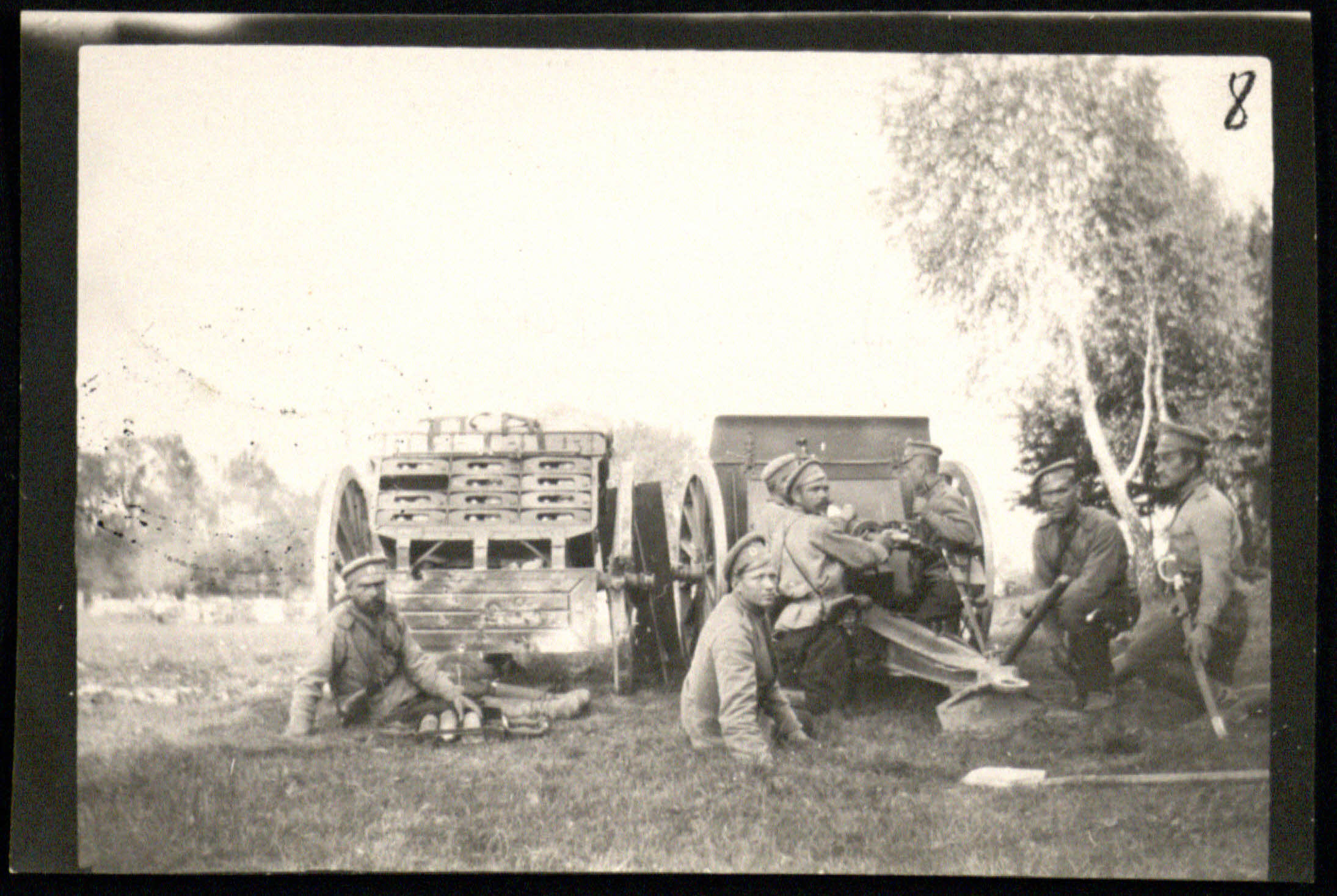Rusų kareiviai prie pabūklų Galicijos fronte. [1914]
