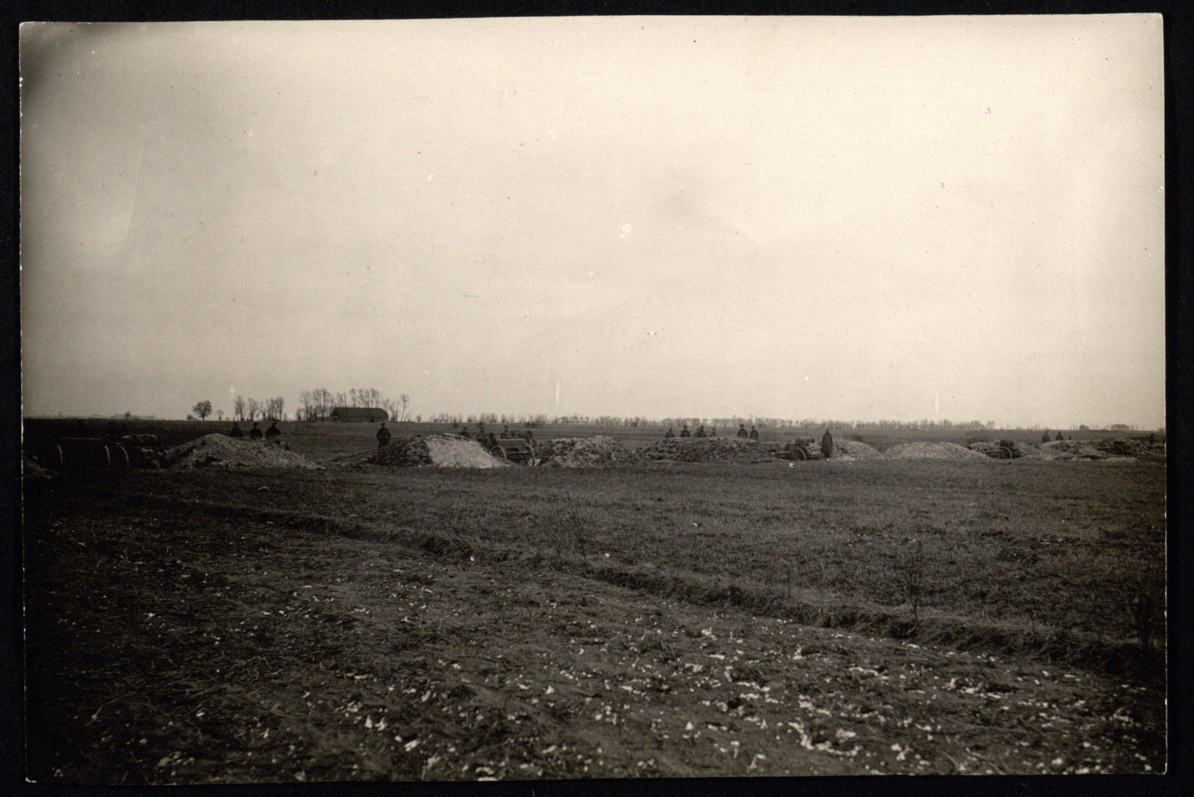 Karo lauke. Kareiviai prie pabūklų. Nežinomi vieta, laikas, kariuomenės dalinys. [1914–1918]