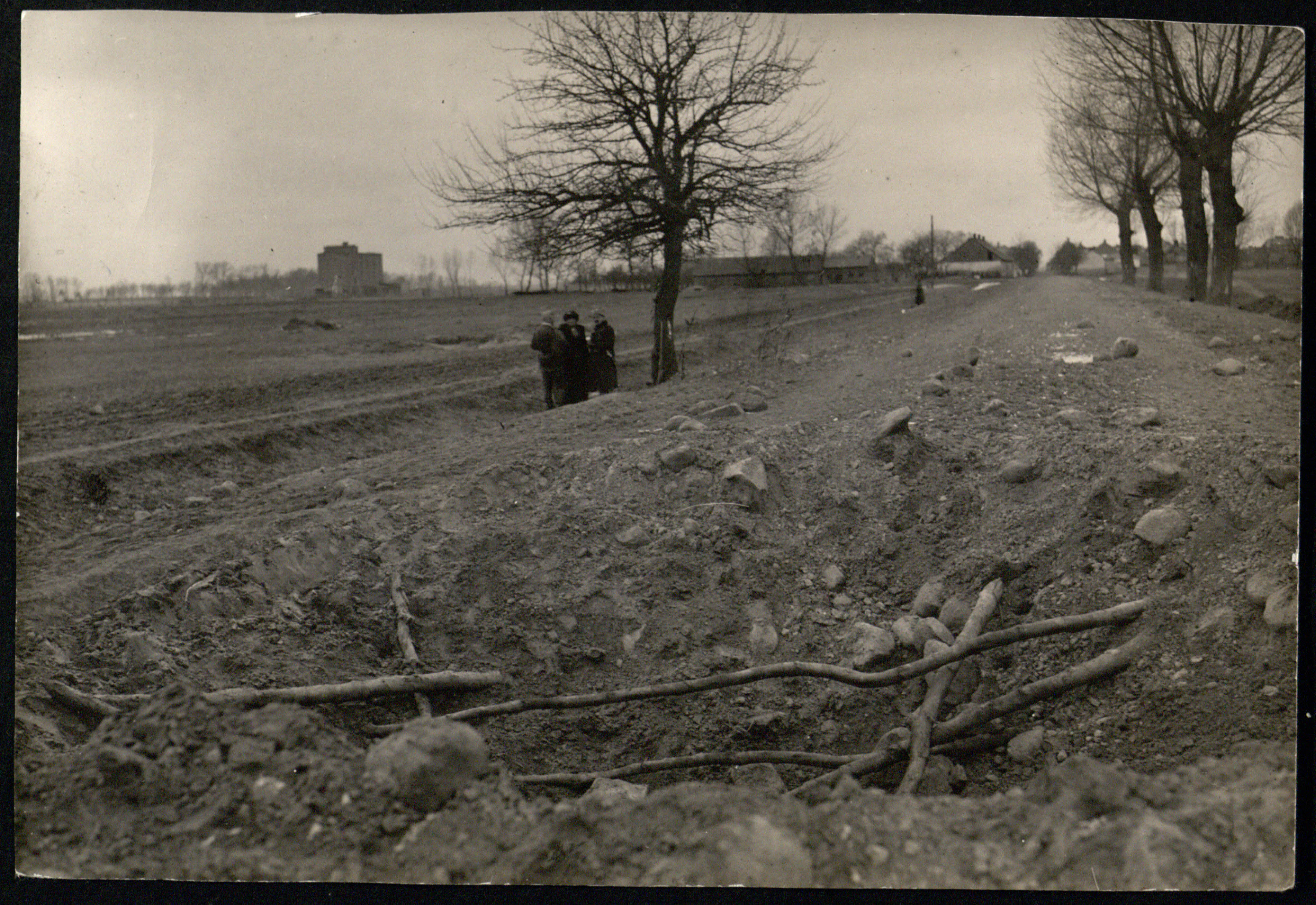 Prie fronto linijos. Nežinomi vieta, laikas, kariuomenės dalinys. [1914–1918]