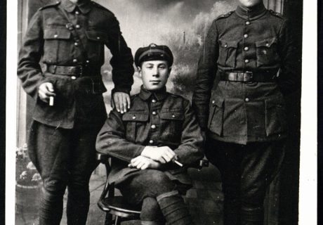 Feliksas Baltušis-Žemaitis (1897–1957). 1915–1917 m. tarnavo 5-osios veikiančios armijos Novgorodo-Seversko pulke. Už nuopelnus pakeltas į podporučikus. 1918 m. įstojo į Raudonąją armiją ir bolševikų partiją. Fotografijoje sėdi centre. [1917]. LMAVB RS, F328-32, lap.1.
