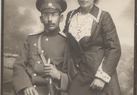 Danielius (1881–1936) ir Veronika (1883–1971) Alseikos. Danielius per Pirmąjį pasaulinį karą buvo Rusijos kariuomenės karo gydytojas Minske. 1917–1918 m. dalyvavo lietuvių karių suvažiavimuose Rusijoje. Jo žmona Veronika dirbo Šiaurės Vakarų fronto akių gydytoja Minske. [1915]. LMAVB RS, F391-633, lap. 2v.