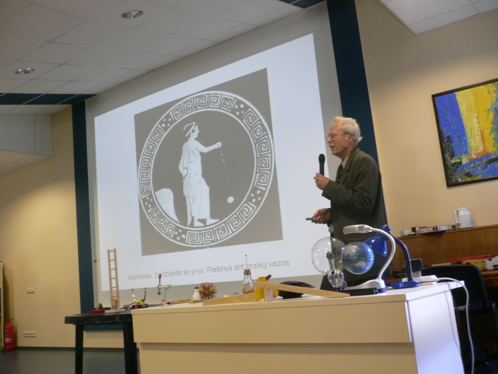 Demonstruojami žaislai ir fizikos dėsniai. „Šviesuvos“ vaikų universiteto atidarymas, 2009 m.