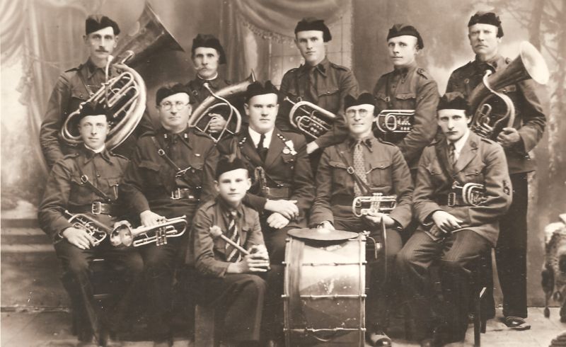 Rietavo orkestro muzikantai su jaunalietuvių uniformomis