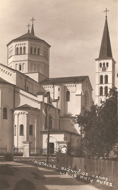 Rietavo Šv. Mykolo arkangelo bažnyčia iš pietų pusės