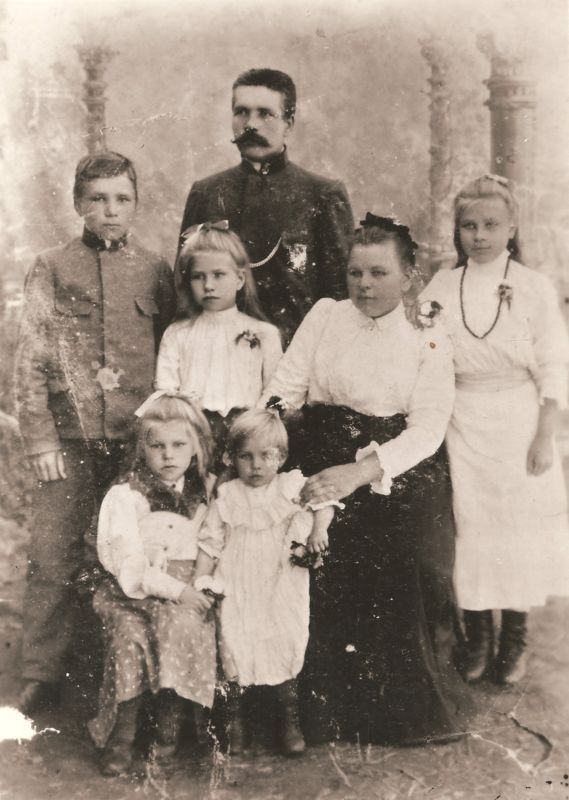 Kunigaikščio Bogdano Oginskio dvaro Rietave mechanikas elektrikas Ignas Dailydis su šeima