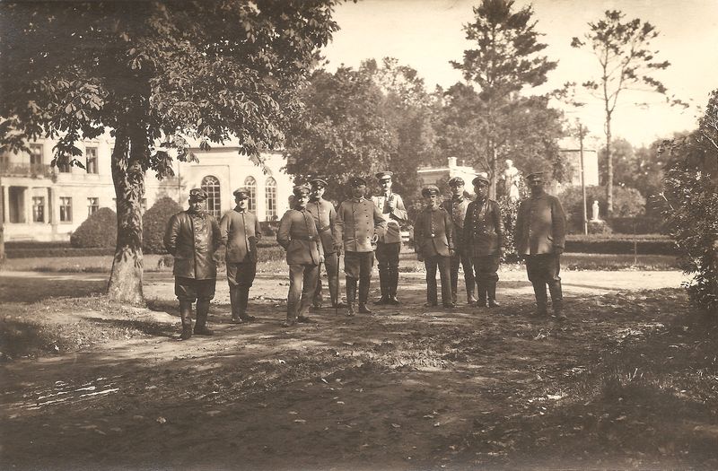 Rietavo dvaro sodyba. Kunigaikščių Oginskių rūmų fone stovi grupė Pirmojo pasaulinio karo vokiečių kareivių