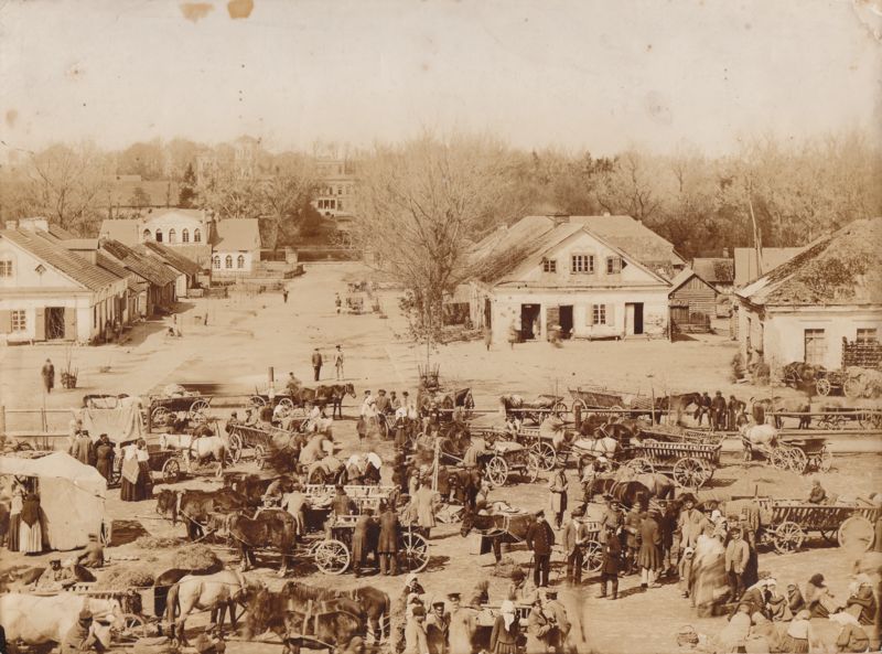 Rietavas apie 1900 m. Miesto aikštės vaizdas turgaus dieną, tolumoje, už tvenkinio kunigaikščių Oginskių rūmai