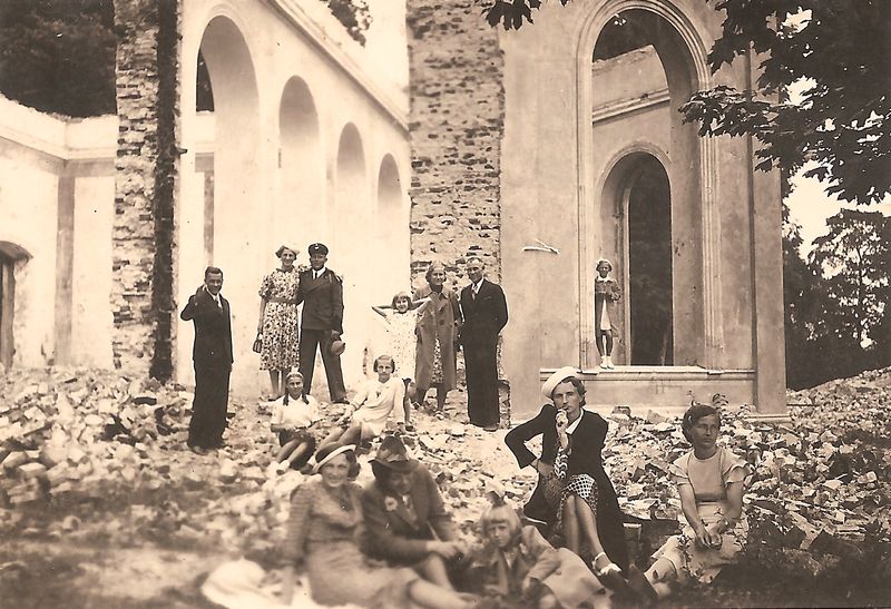 Mykolo Butkevičiaus dukros su vyrais Rietave, prie kunigaikščių Oginskių rūmų oranžerijos griuvėsių