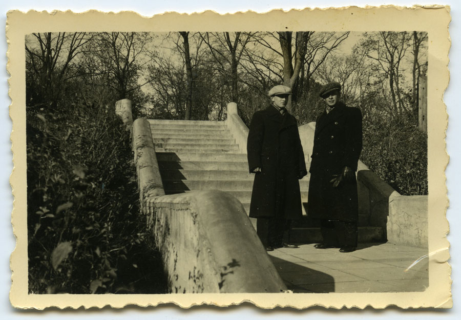 Du nežinomi vyrai ant M. Oginskio parko laiptų (pietų pusė)